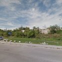 Zanedbaná zelená plocha v centre pri železnici